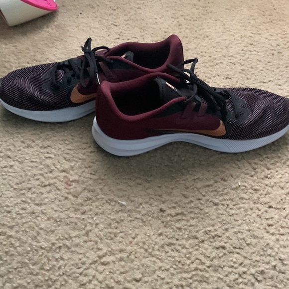 nike womens running shoes. worn outside a few times. a little dirt on them - Picture 2 of 3